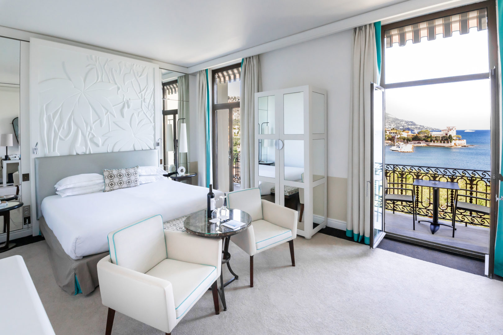 Prestige Zimmer mit Balkon und Blick auf die Bucht der Fourmis